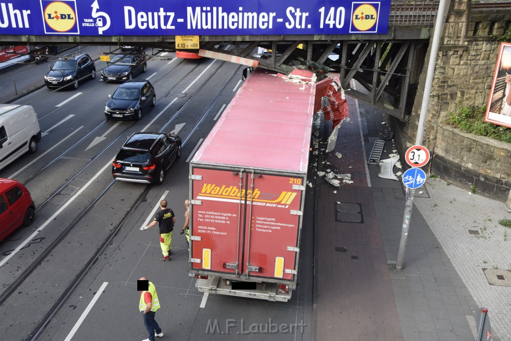 LKW blieb unter Bruecke haengen Koeln Deutz Opladenerstr Deutz Muelheimerstr P049.JPG - Miklos Laubert